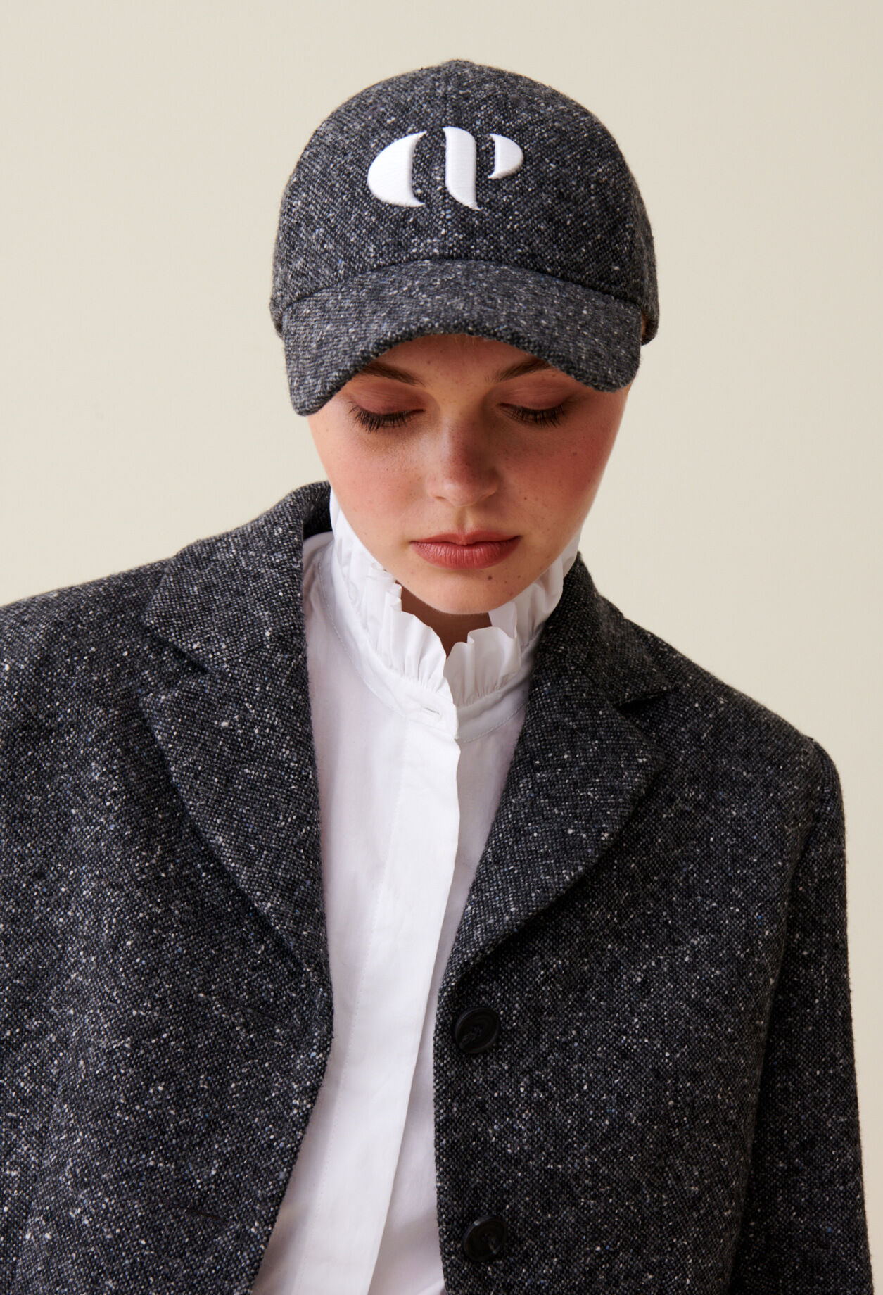 Kappen aus Tweed mit CP-Stickerei