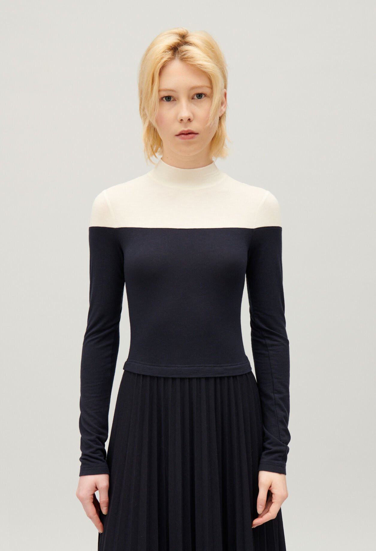 Langes plissiertes Twistkleid dreifarbig