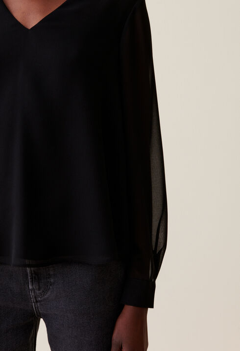 Fließende Bluse mit V-Ausschnitt