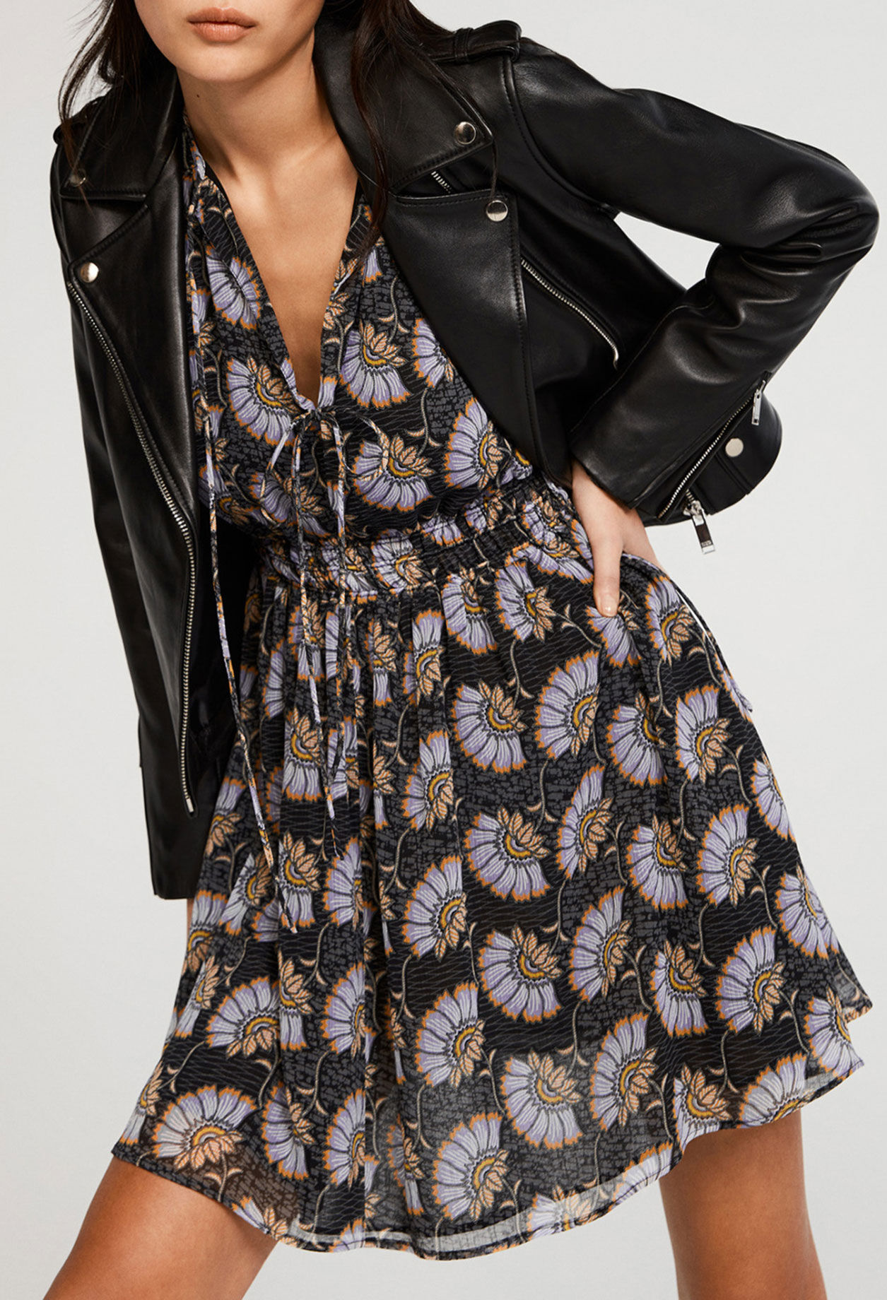 Kurzes Kleid mit langen Ärmeln