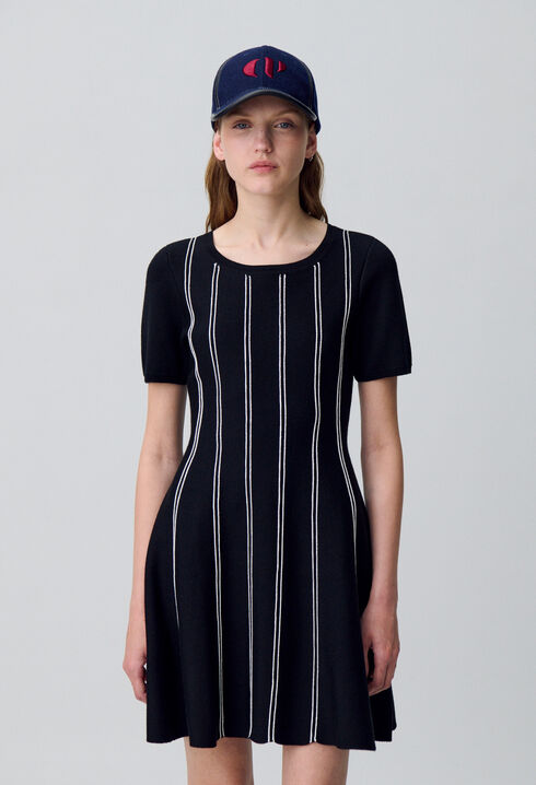 Kurzes, ausgestelltes Strickkleid