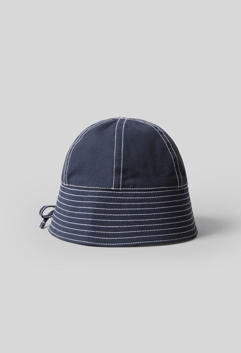 Bob mit kontrastierenden Ziernähten