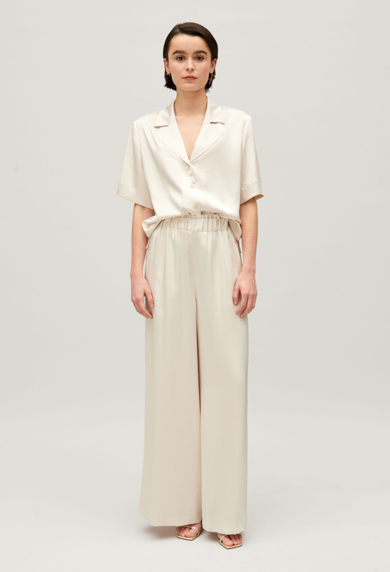 Fließende, kurzärmelige Hemdbluse