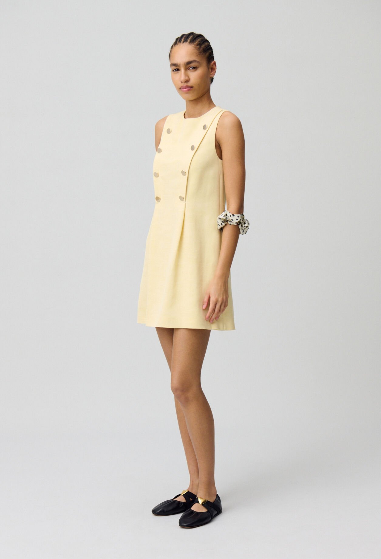 Tailliertes kurzes Kleid