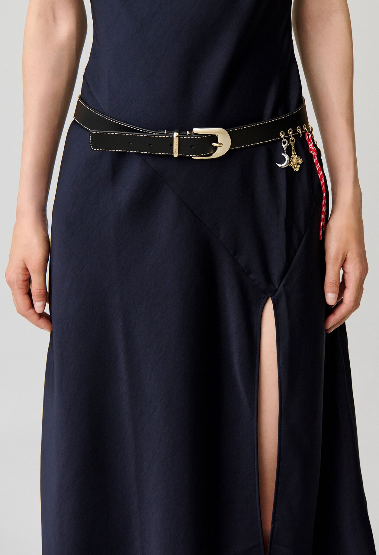 Lederg&uuml;rtel mit &Ouml;sen und Charms