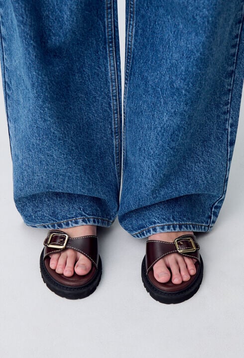 Leder-Sandalen mit Schnallen