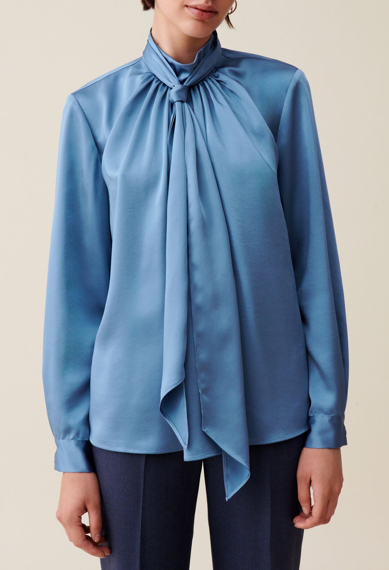 Flie&szlig;ende Bluse mit Schleifenkragen