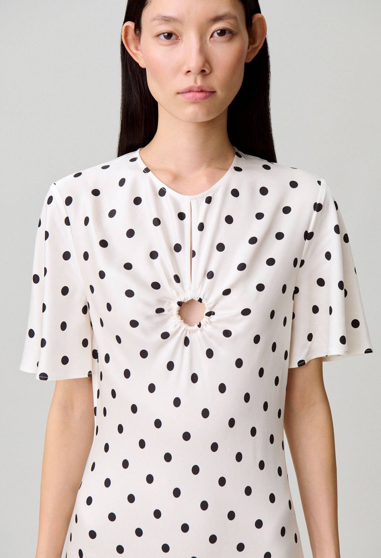 Langes Satinkleid mit Punkten