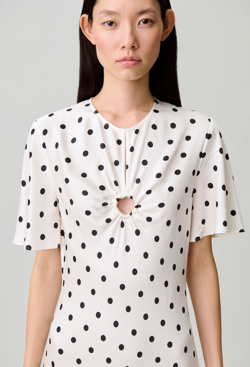 Langes Satinkleid mit Punkten