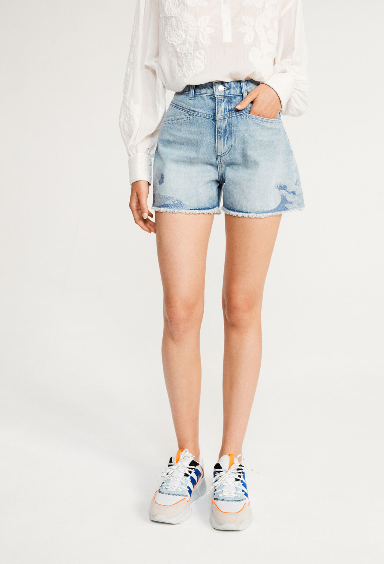 Kurze Shorts aus verwaschenem Denim
