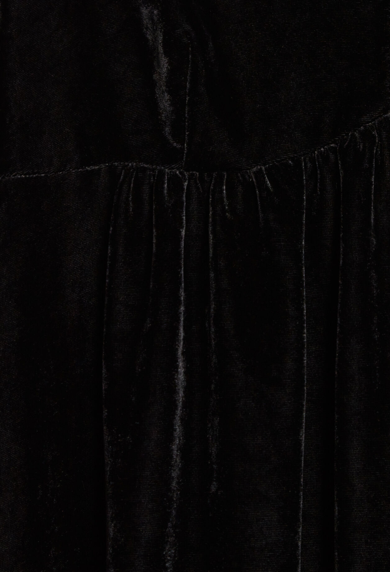 Kurzes Kleid aus schwarzem Samt