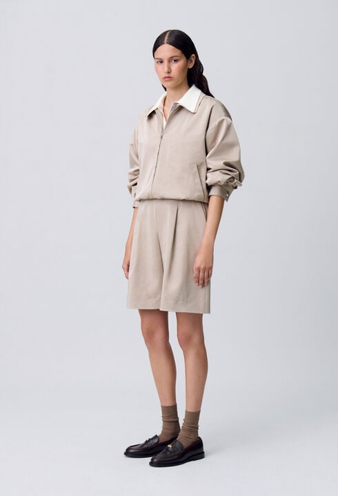 Kurze Bermuda-Shorts mit Falten.