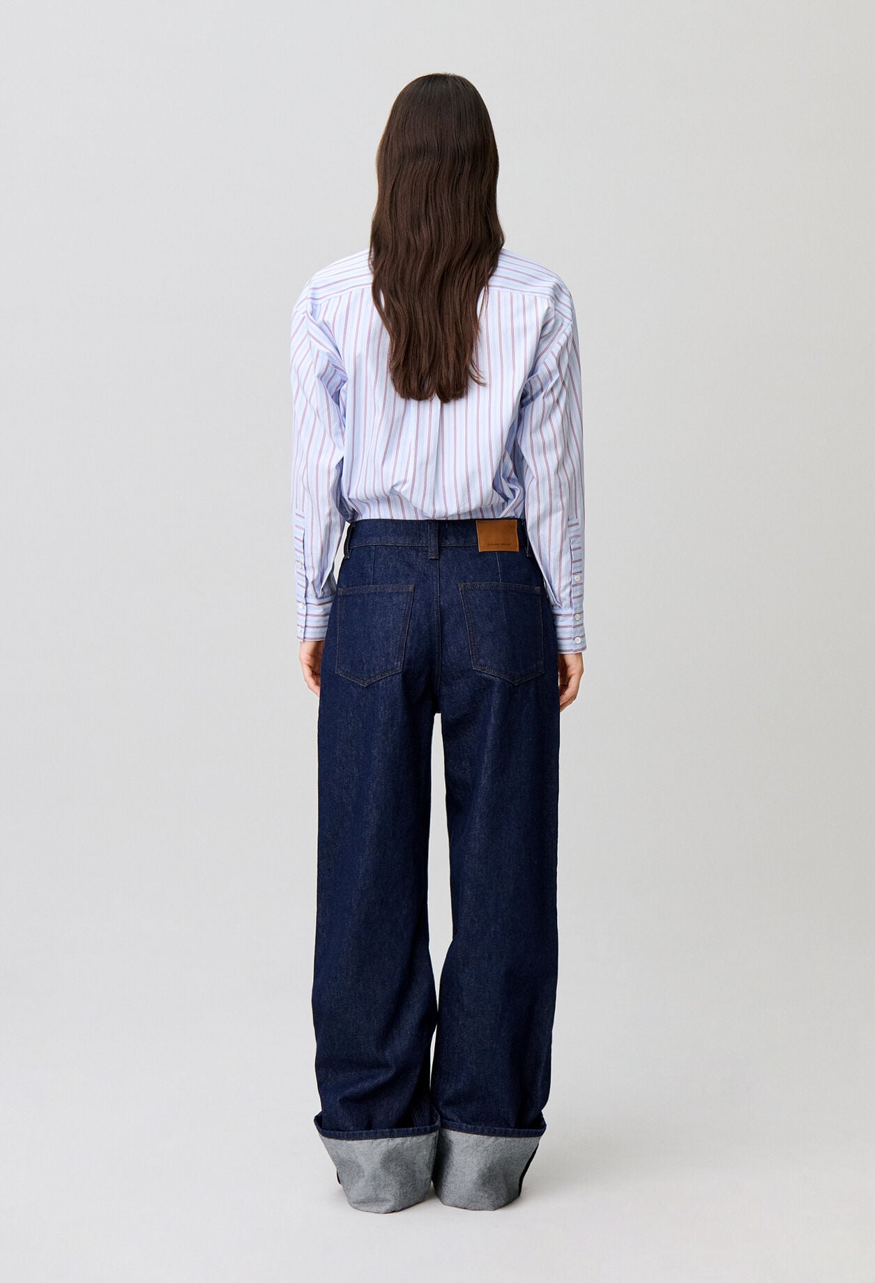 Weite Jeans, bestickter Umschlag