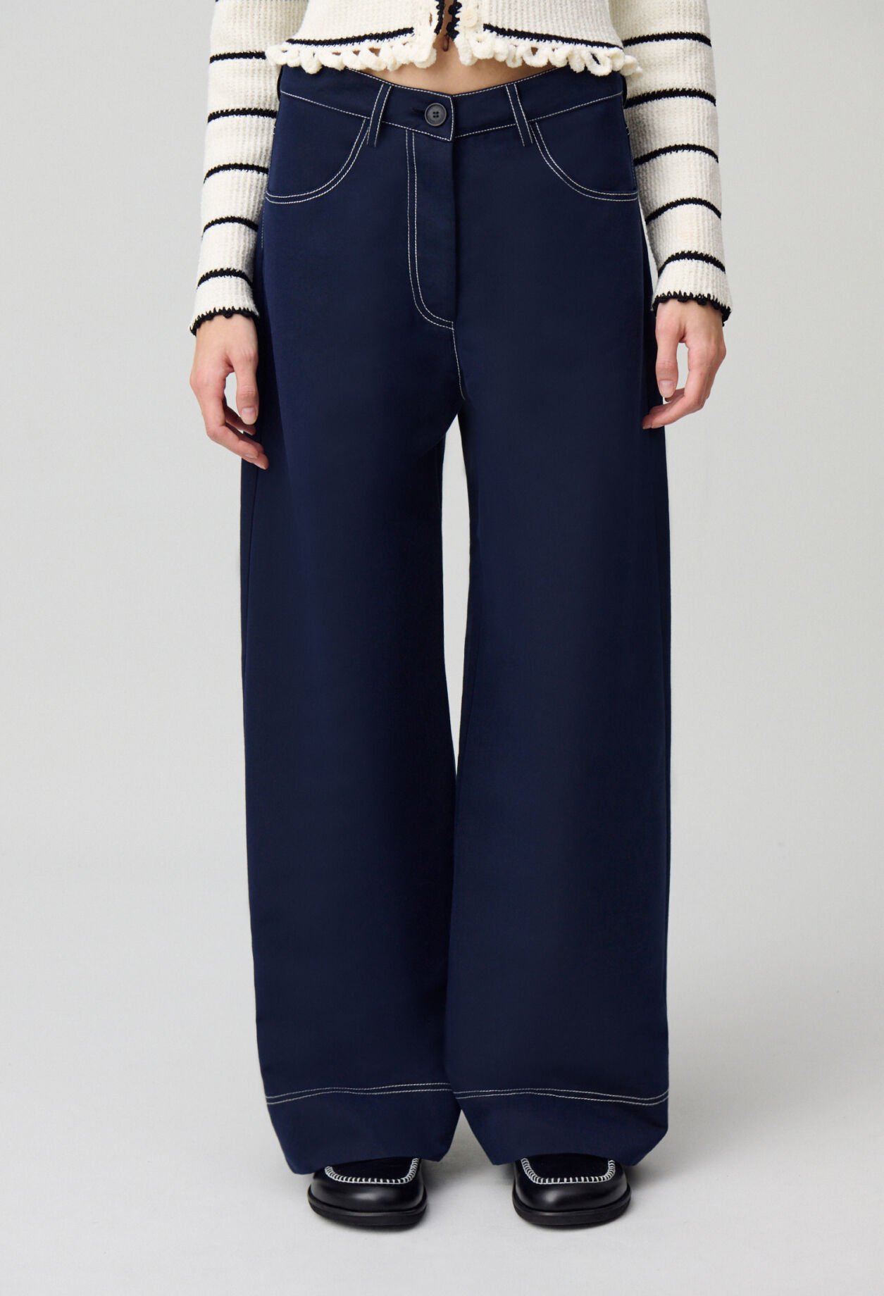 Weit geschnittener Hose mit Saum