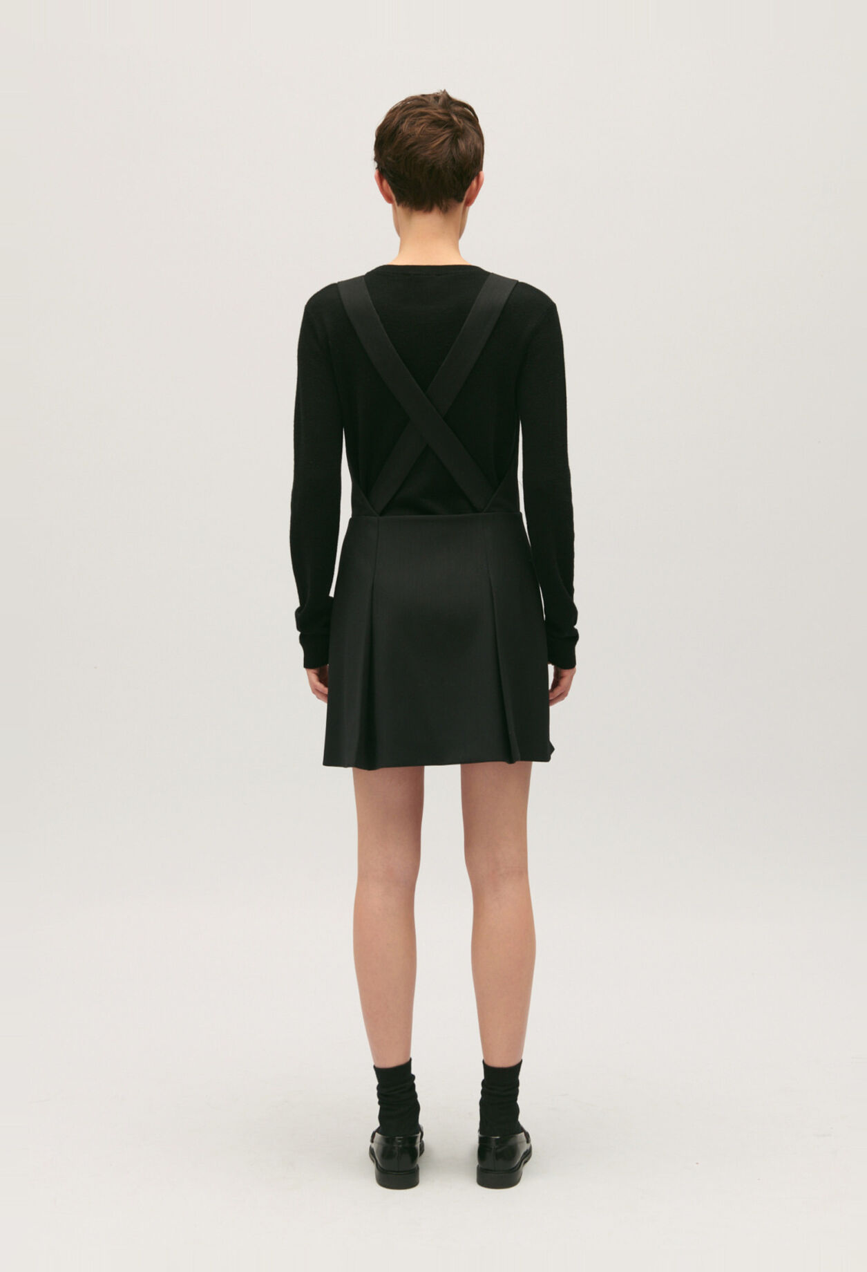 Kurzes trägerloses schwarzes Kleid