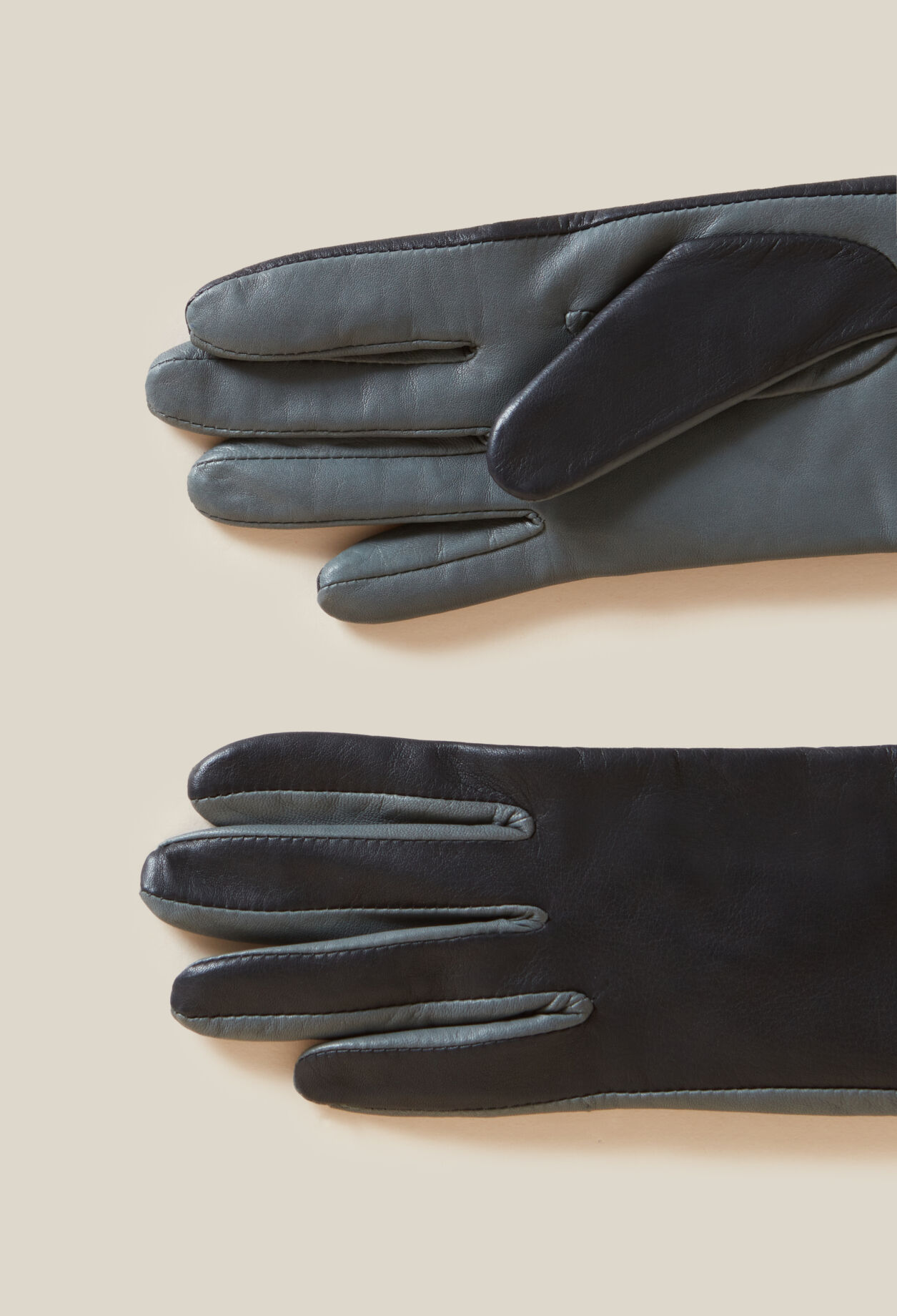 Lange zweifarbige Lederhandschuhe