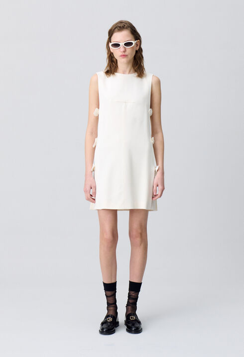 Kurzes Kleid mit Schleifen