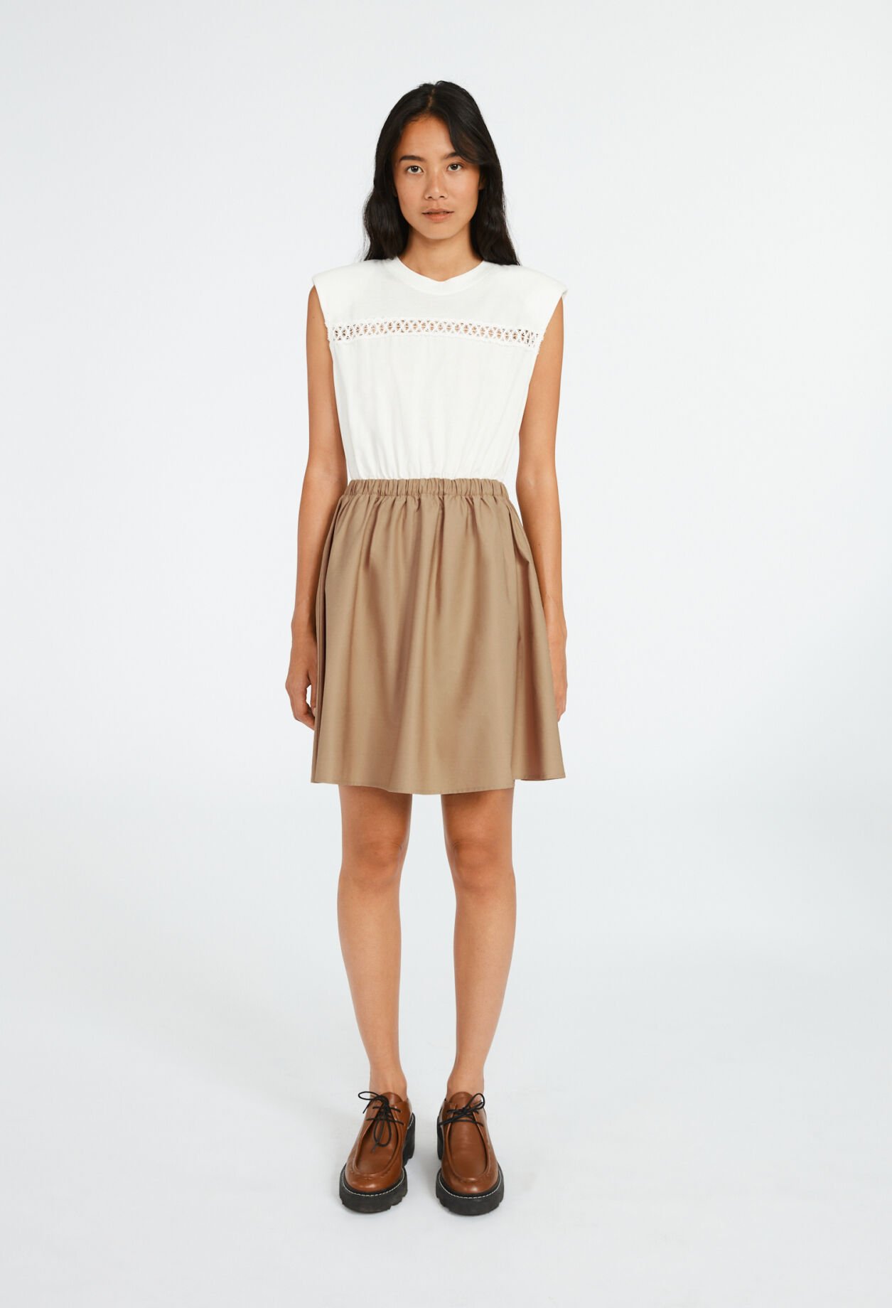 Langer zweifarbig kreisförmiger Kleid