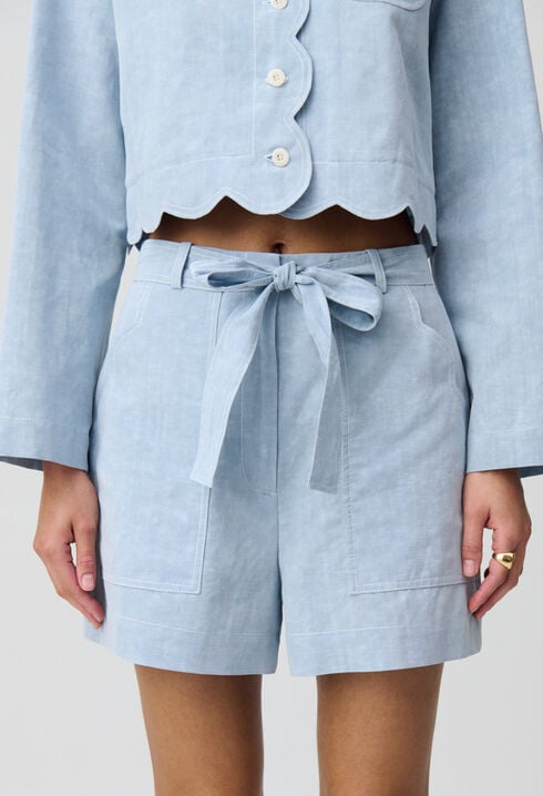 Kurze Jeans mit Gürtel