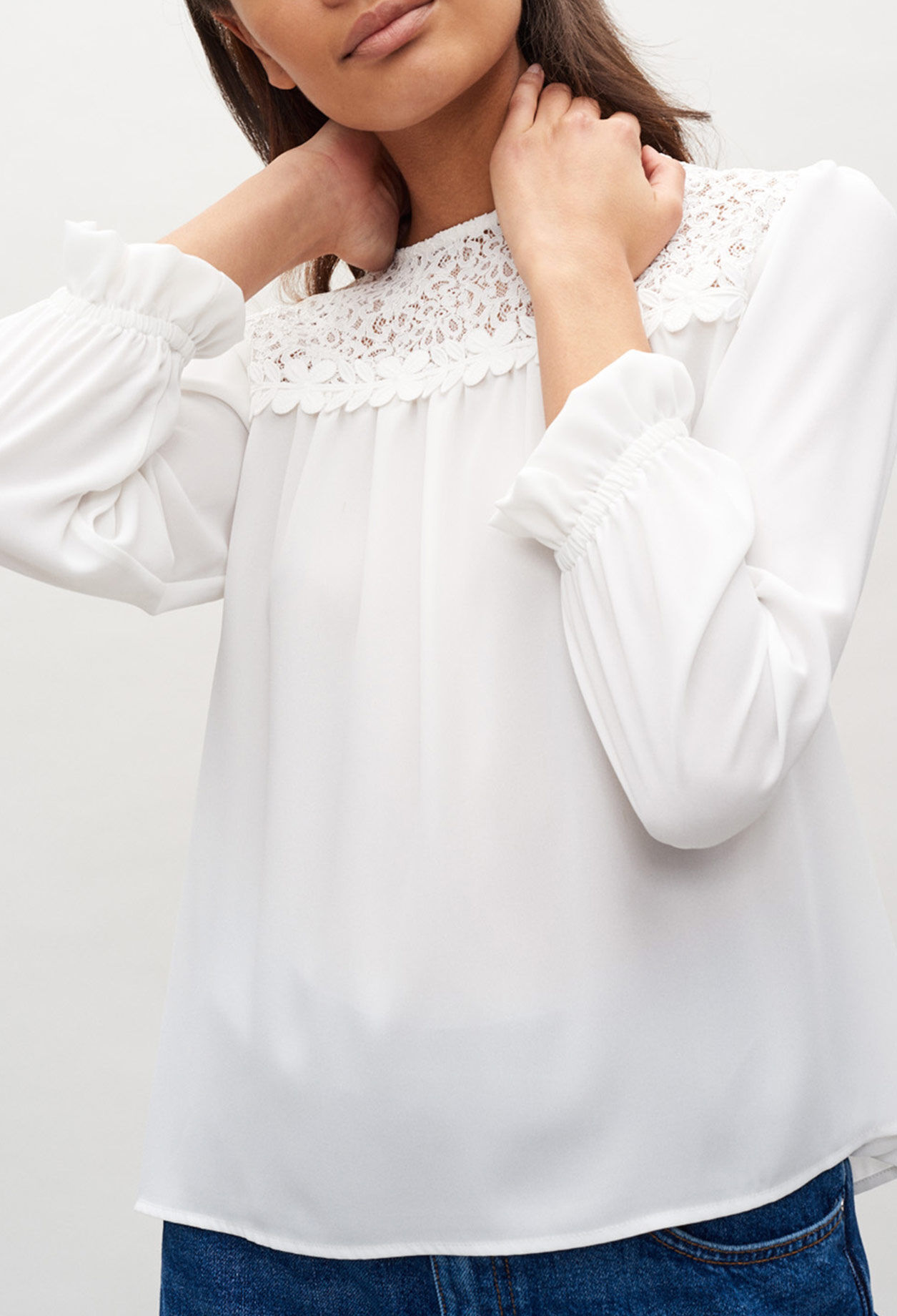 Bluse mit Gipürendetails