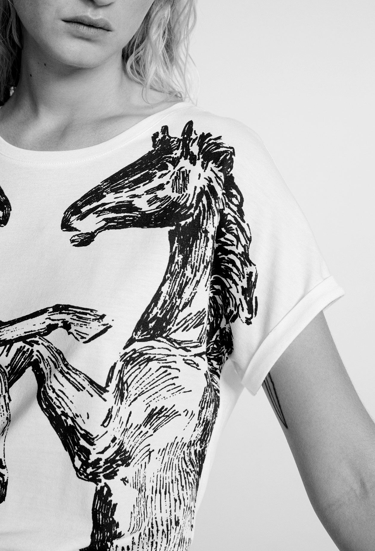 Weißes gemustertes T-Shirt