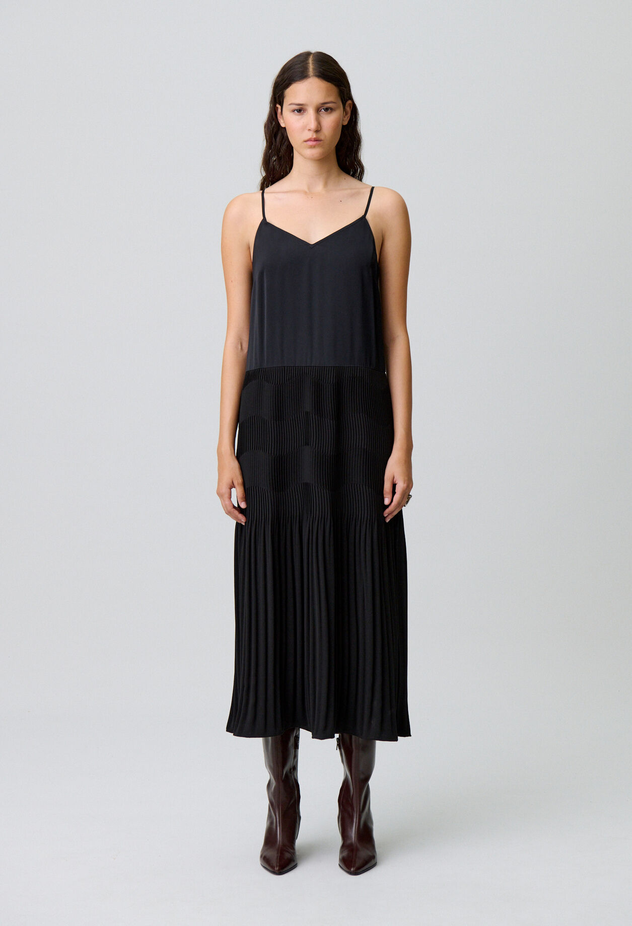 Langes, fließendes Trägerkleid