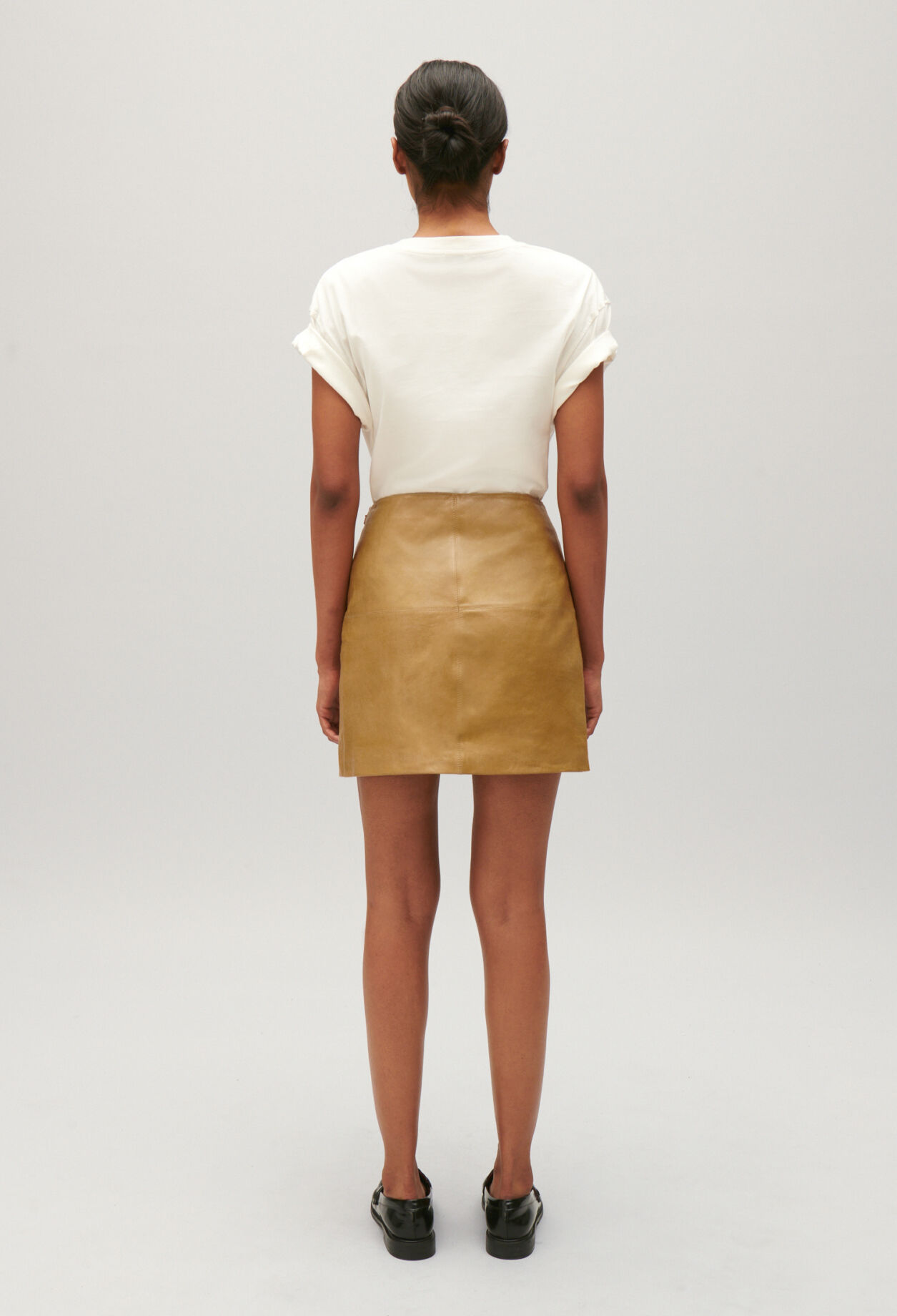 Kurzer Lederrock in Ockergelb