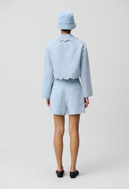 Kurze Jeans mit Gürtel