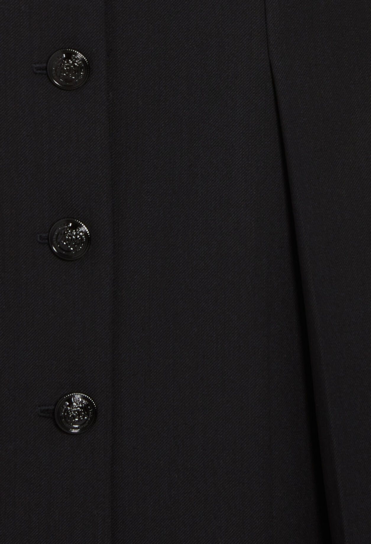 Kurzes trägerloses schwarzes Kleid