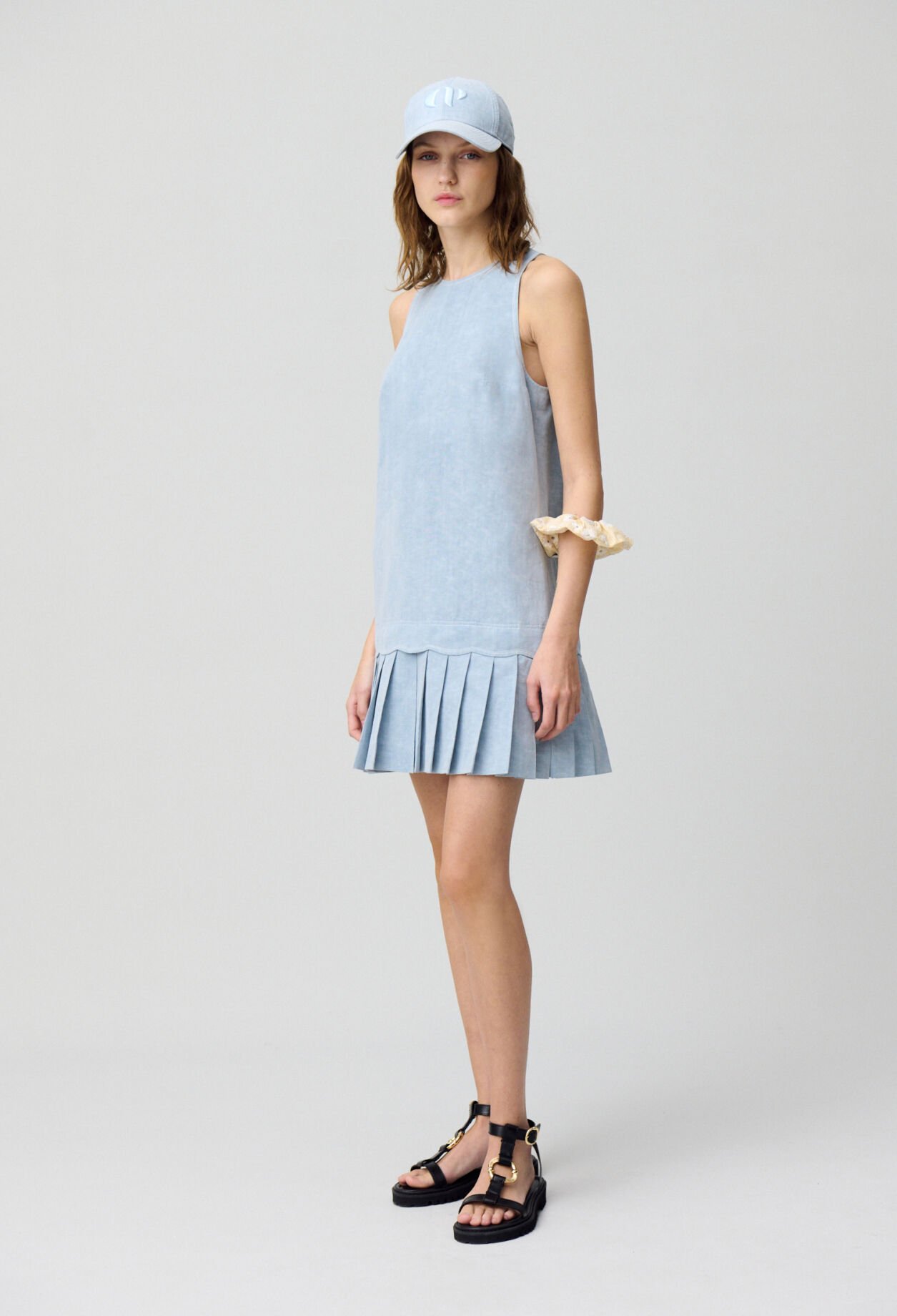Ärmelloses kurzes Kleid