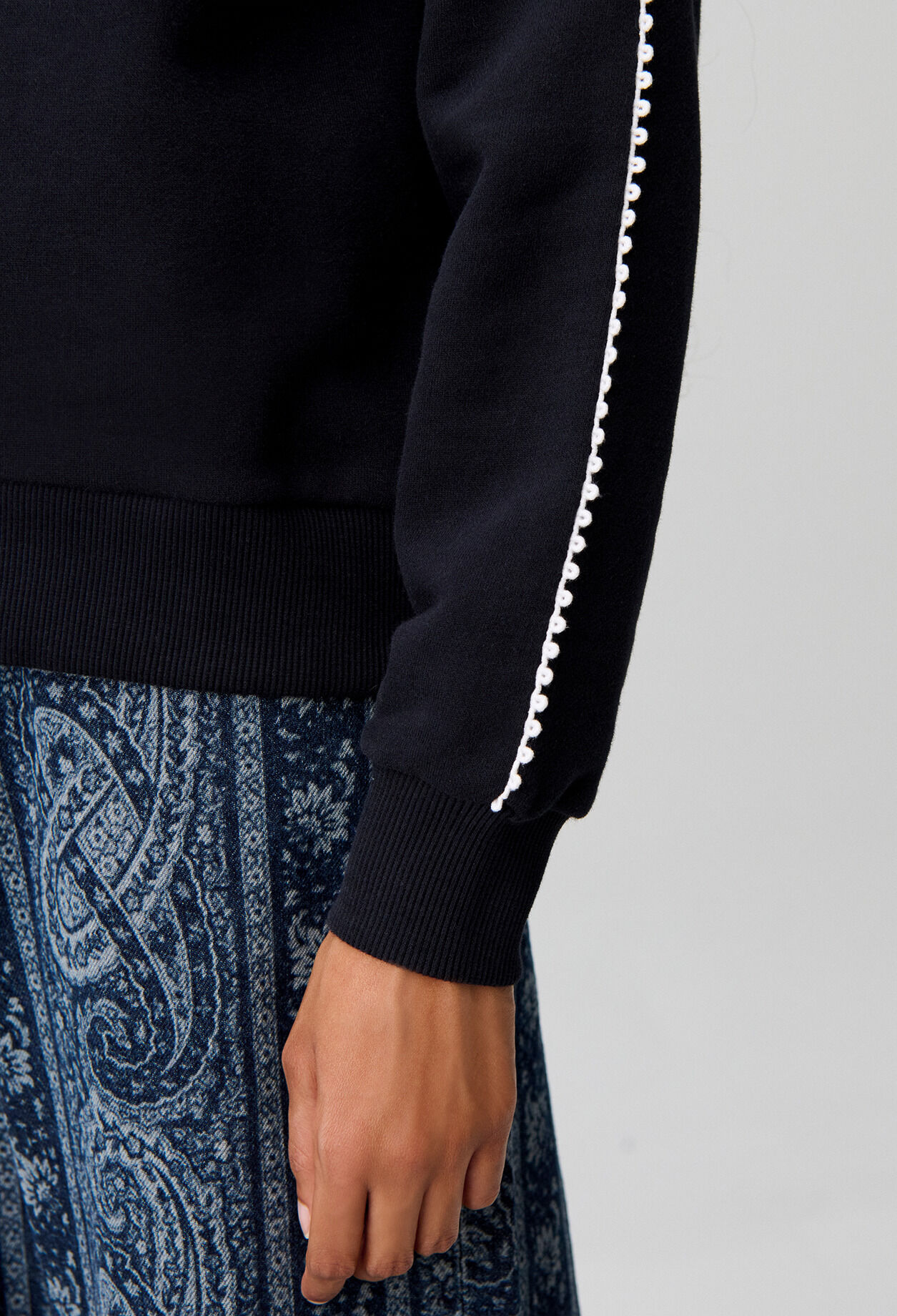 Bio-Sweatshirt mit C-Stickerei