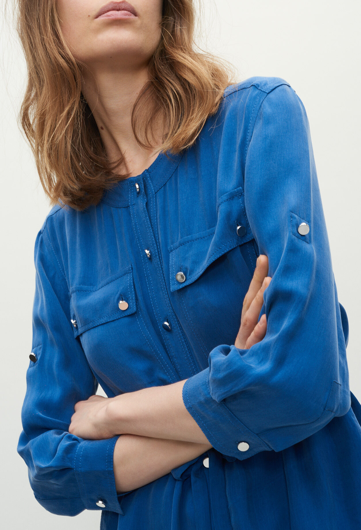 Kleid mit Knöpfen und Rundhalsausschnitt