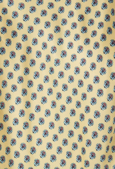 Langes, satiniertes Kleid