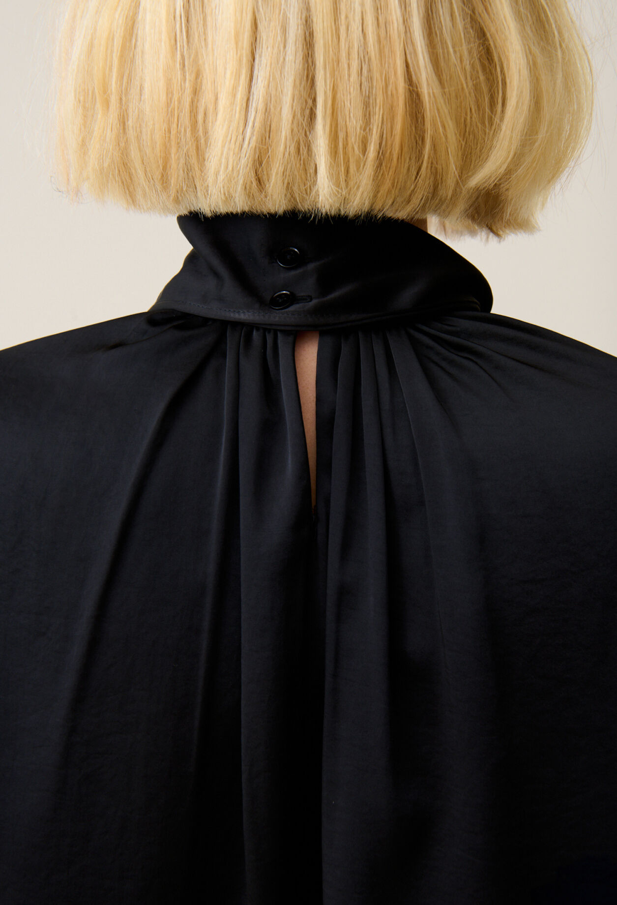 Schwarzes Kleid mit Schluppe
