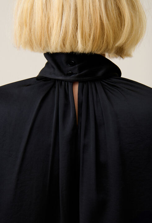 Schwarzes Kleid mit Schluppe