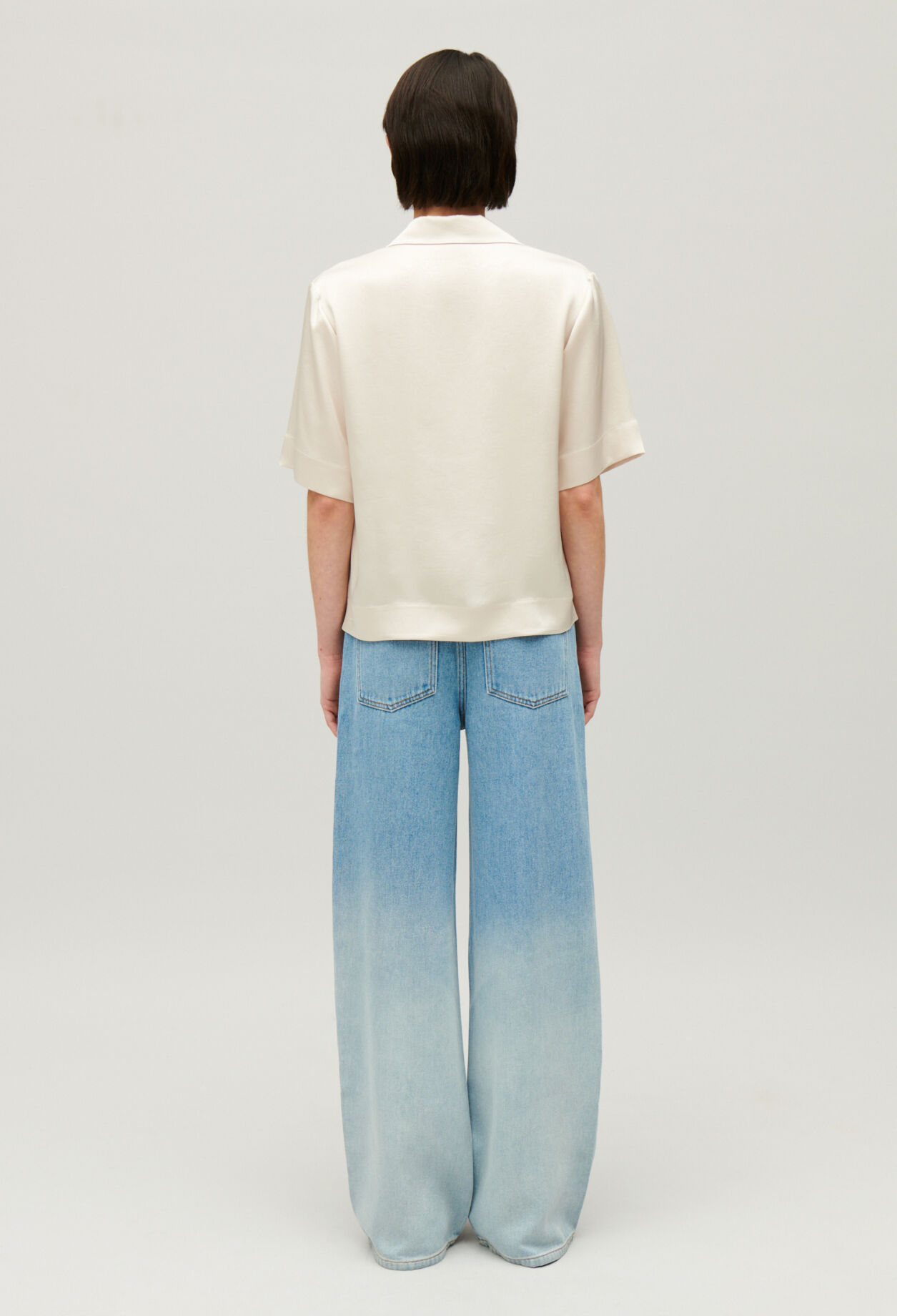 Fließende, kurzärmelige Hemdbluse