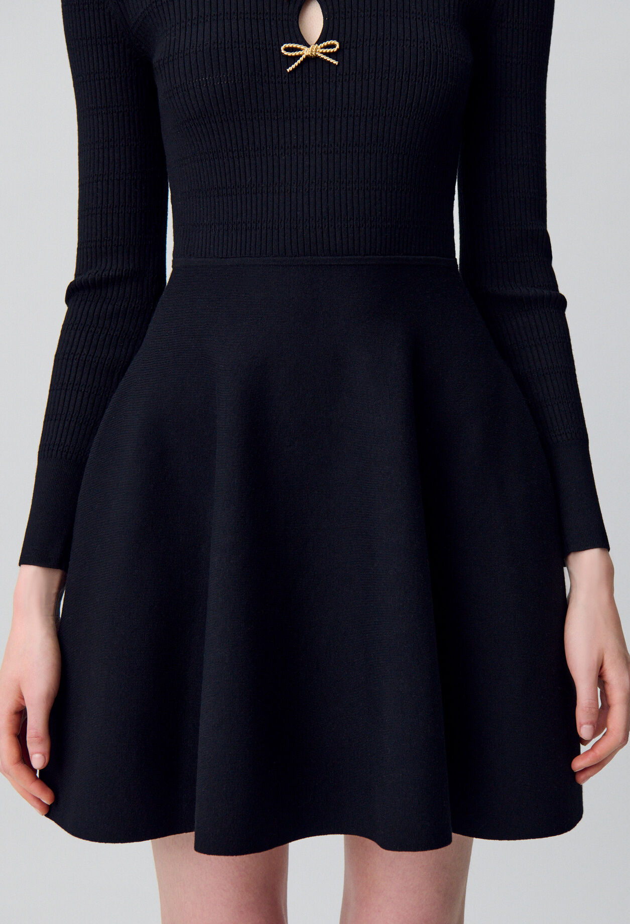Kurzes Strickkleid mit Knoten