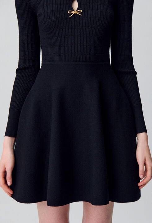 Kurzes Strickkleid mit Knoten