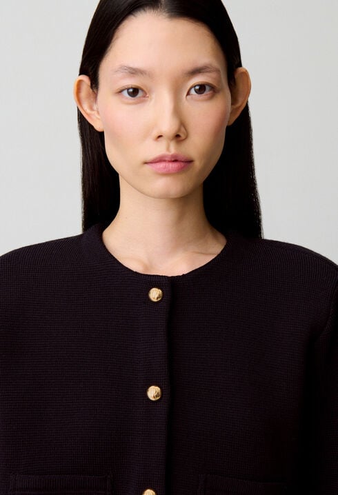 Kurze Strickjacke mit Kragen