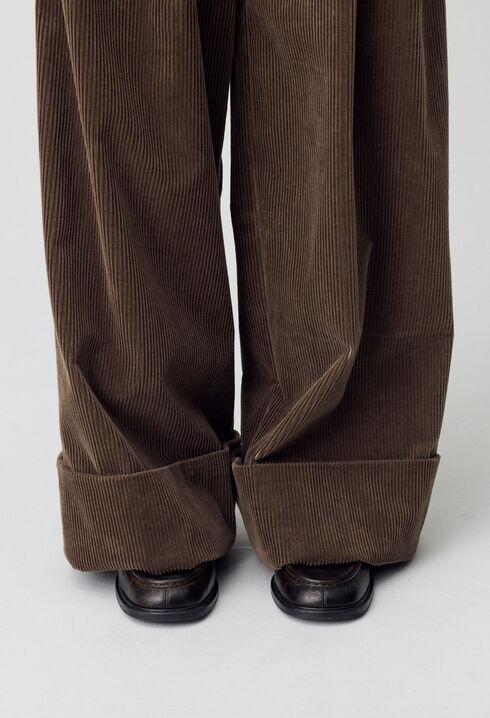 Weit geschnittene Cordhose