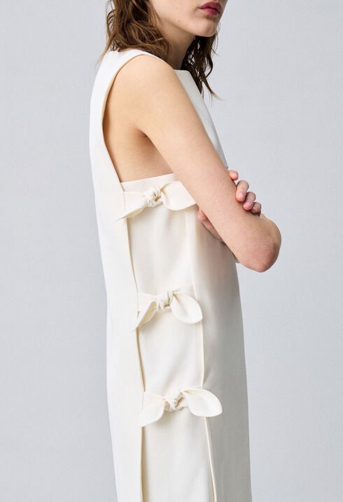 Kurzes Kleid mit Schleifen