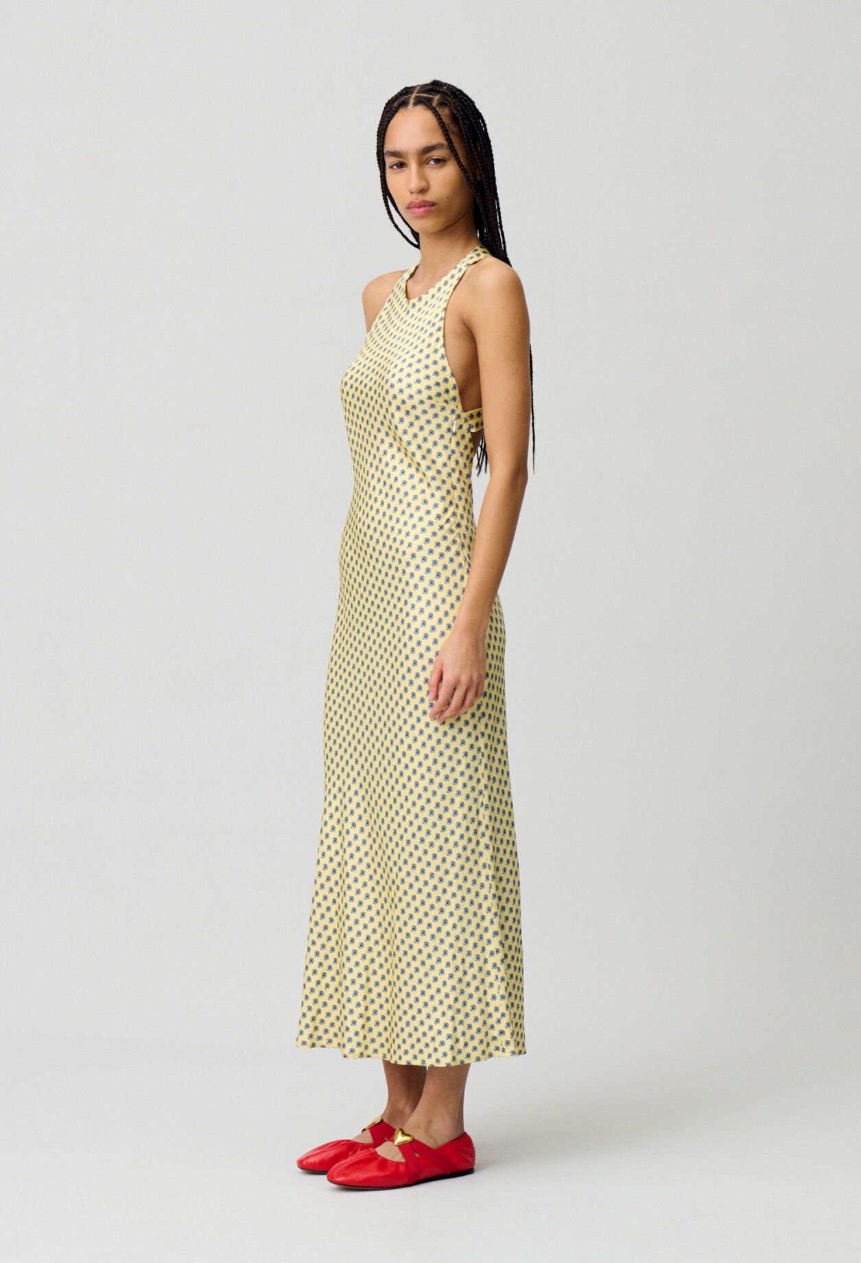 Langes, satiniertes Kleid