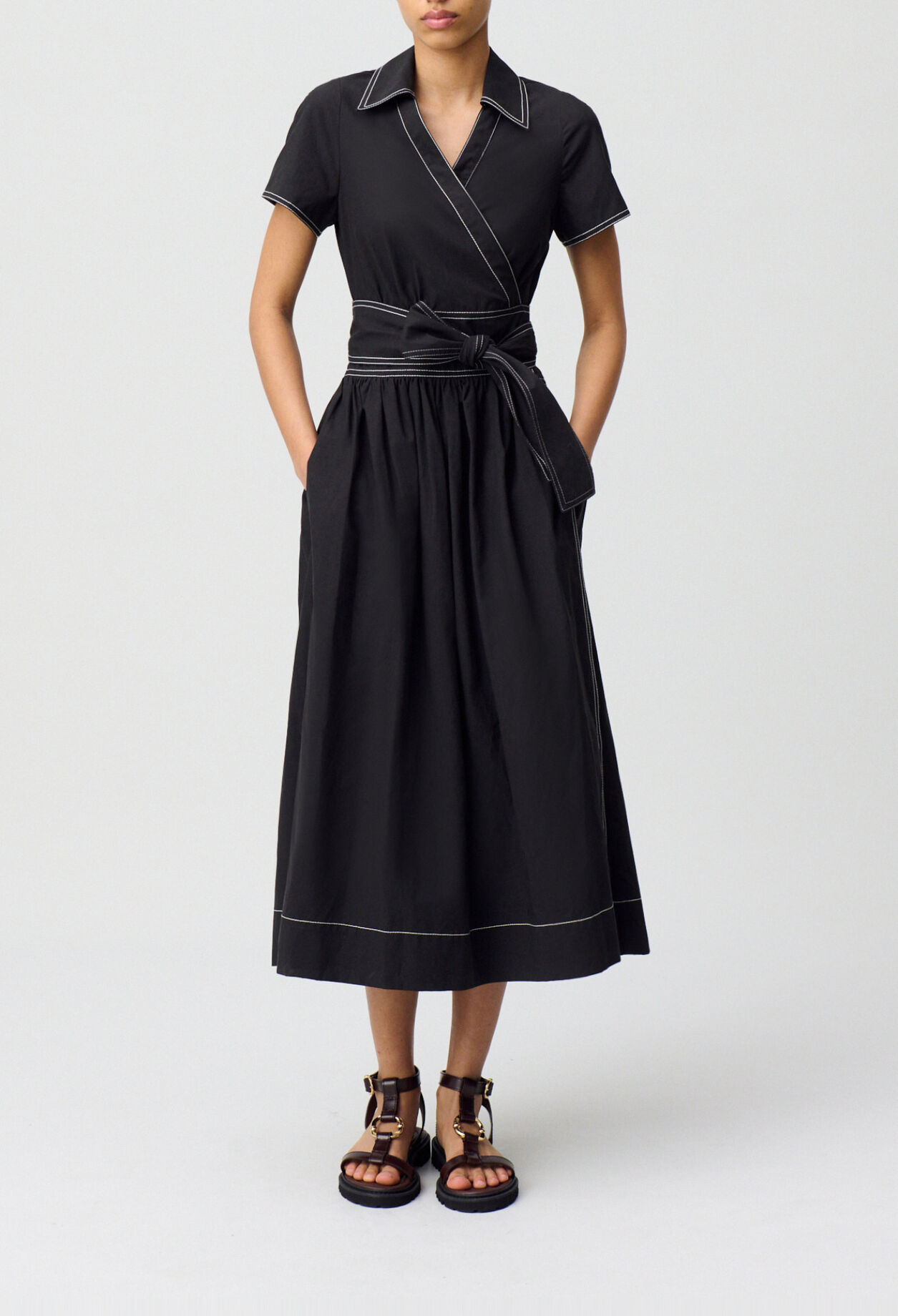 Langes Kleid mit G&uuml;rtel