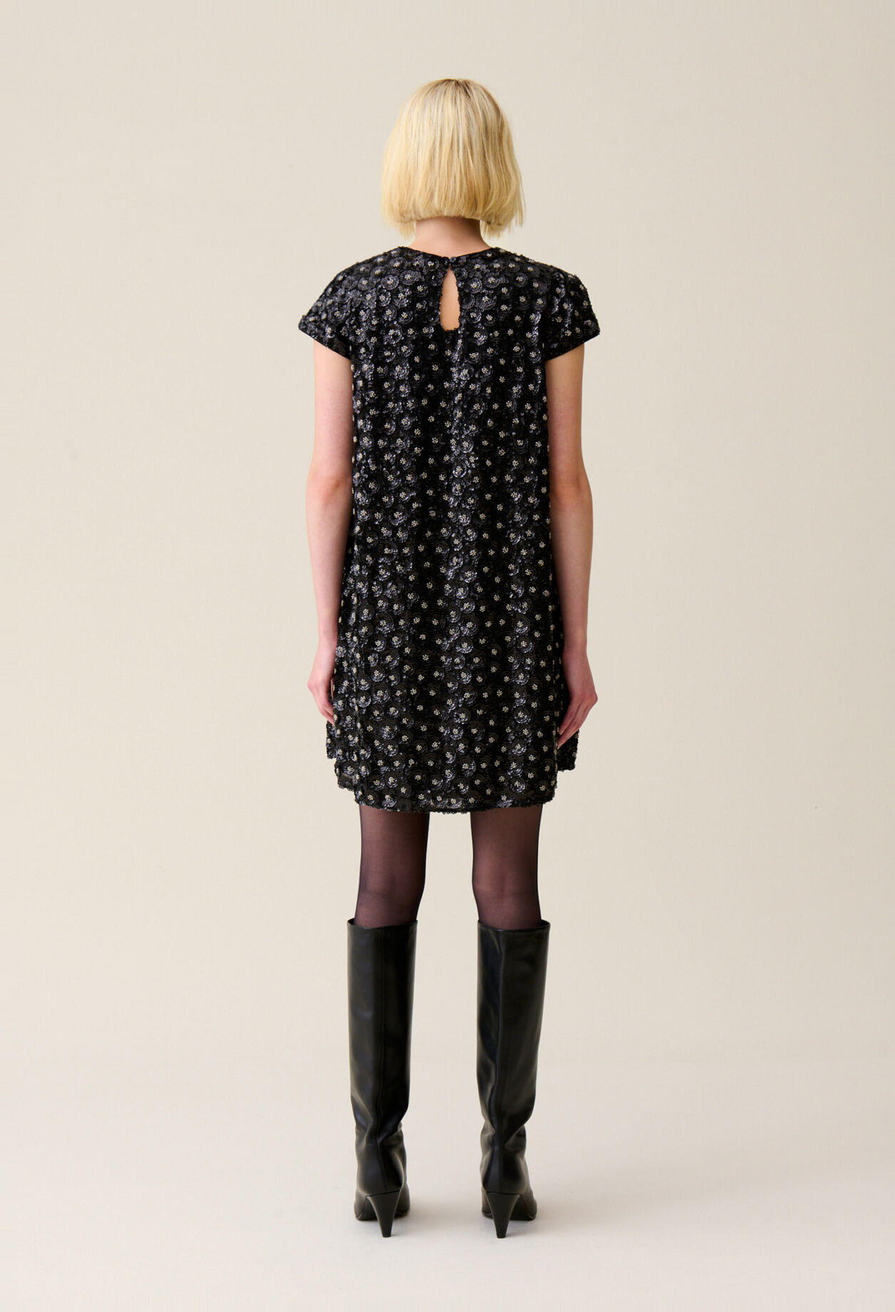 Kurz geschnittenes Babydoll-Kleid