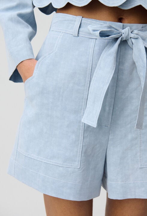 Kurze Jeans mit Gürtel