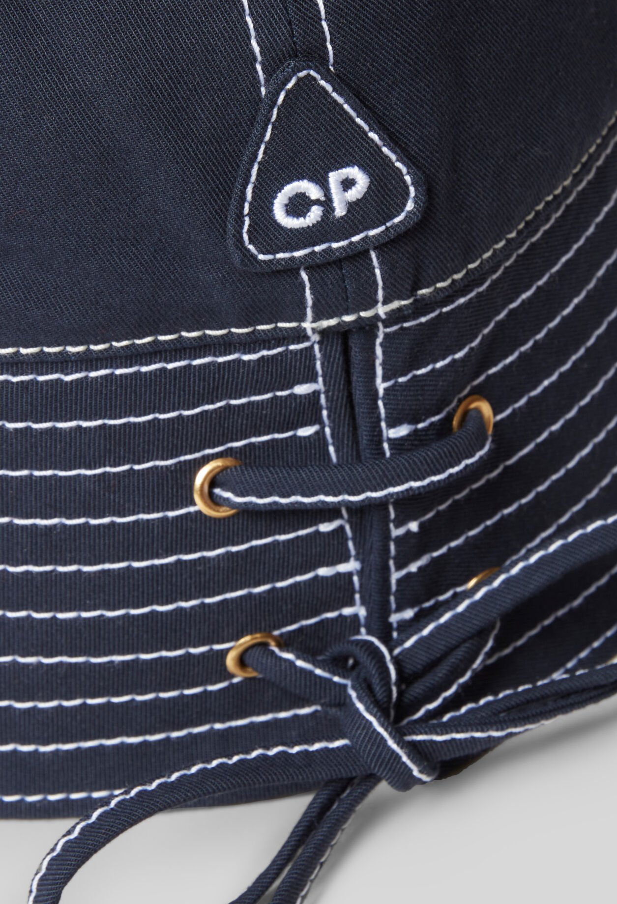 Bob mit kontrastierenden Ziernähten