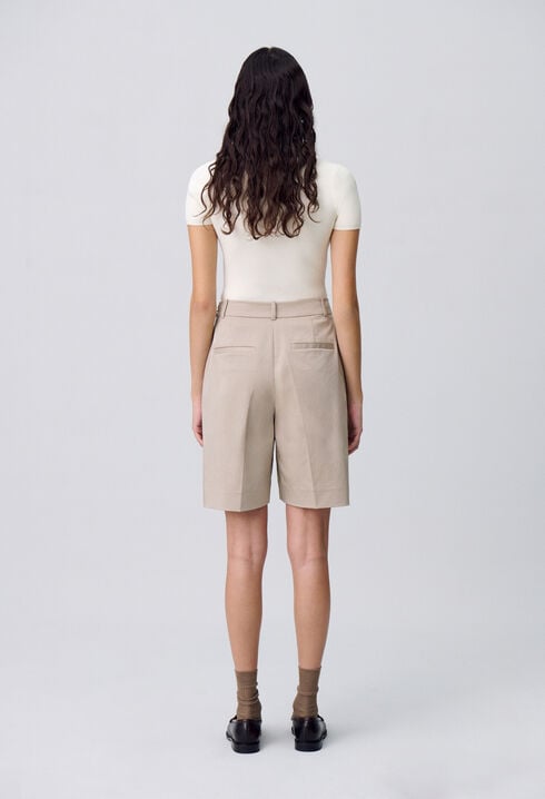 Kurze Bermuda-Shorts mit Falten.