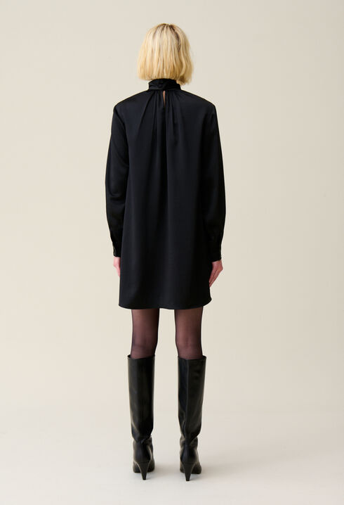 Schwarzes Kleid mit Schluppe