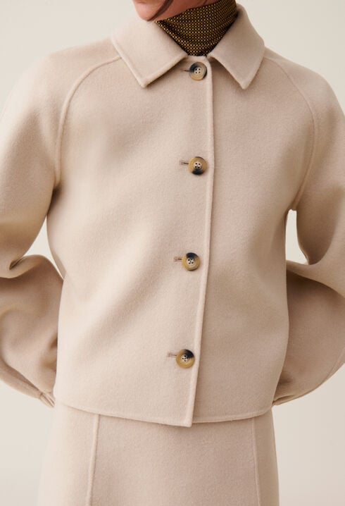 Kurze Jacke mit Hemdkragen