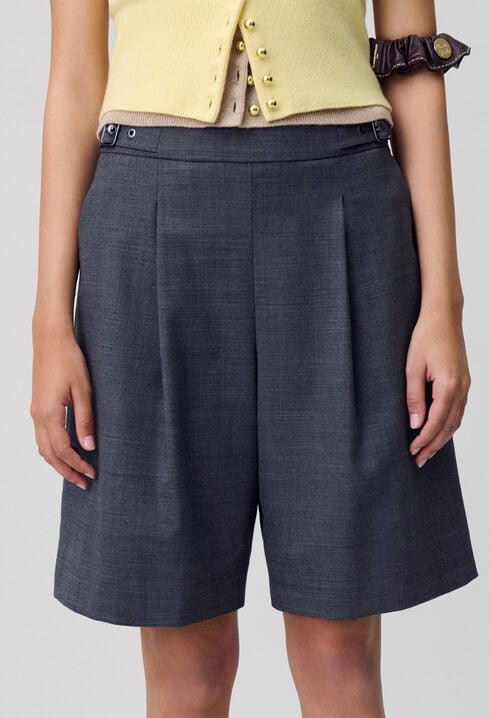 Kurze Bermuda-Shorts mit Falten.
